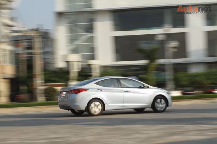 Động cơ khá ồn ào khi Hyundai Elantra chạy trên đường