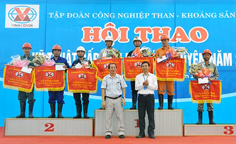 Vũ Thành Lâm, Phó Tổng Giám đốc TKV và Phạm Văn Huyên, Giám đốc TTCCM-vinacomin trao giải A,B,C toàn đoàn cho các đơn vị.