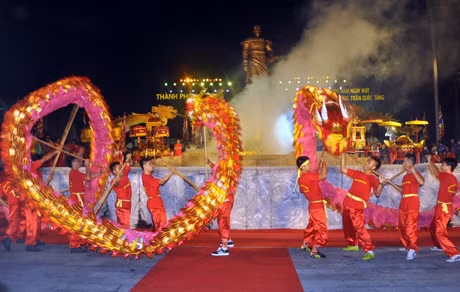 Múa rồng tại nghi lễ tưởng niệm.