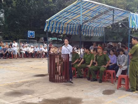 Bị cáo Hòa trước vành móng ngựa.
