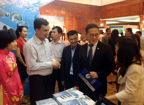 Nhà đầu tư tìm hiểu thông tin tại gian hàng của tỉnh Quảng Ninh