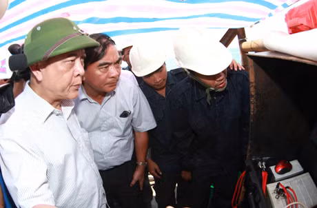 Đồng chí Đỗ Thông, Phó Chủ tịch Thường trực UBND tỉnh quan sát hệ thống điều khiển robot để chôn trực tiếp cáp ngầm dưới đáy biển trên xà lan thi công cáp ngầm đoạn Ba Mùn-Cô Tô