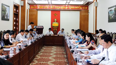 Các đại biểu HĐND thảo luận tại tổ về Quy hoạch tổng thể phát triển KT-XH đến năm 2020, tầm nhìn đến năm 2030.