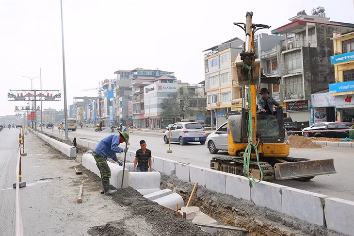 Nhà thầu đẩy nhanh tiến độ thi công, quyết tâm hoàn thành hệ thống bó vỉa, lát vỉa hè trước Tết Nguyên đán 2018.