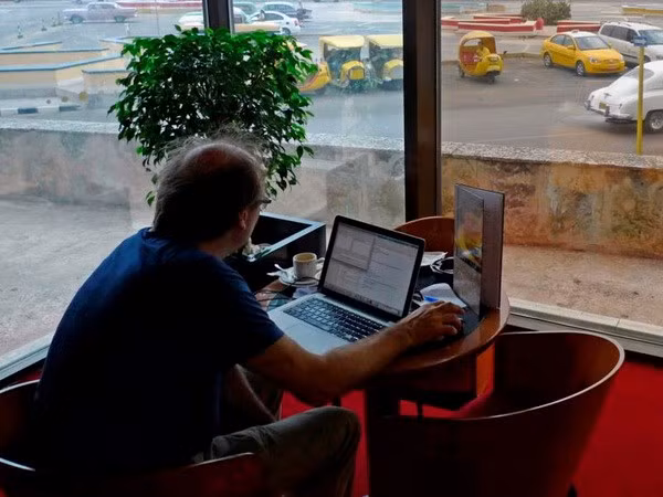 Một người dân Cuba truy cập Internet qua wifi. (Nguồn: Reuters)