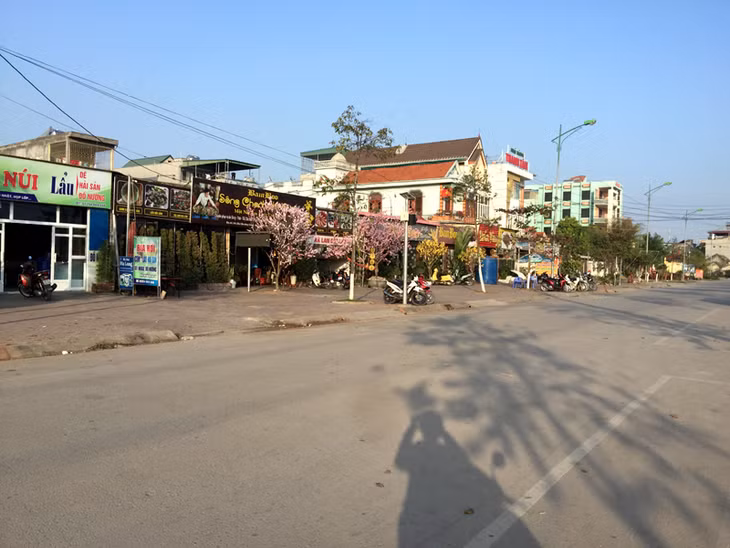 Đường Lê Hoàn, Bắc cầu sông Chanh, thuộc địa bàn phường Quảng Yên ( TX Quảng Yên) là địa điểm sẽ diễn ra tổ chức Chợ Hoa Xuân và Phố Ẩm thực “ Sông Chanh Bến Ngự” TX Quảng Yên dịp Tết Nguyên Đán năm 2018.