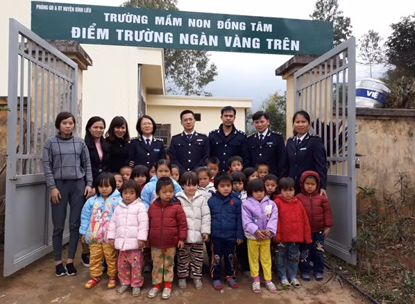Tặng áo ấm cho trẻ em Trường mầm non Ngàn Vàng Trên (Ảnh: Thu Hiền-HQCK Hoành Mô).