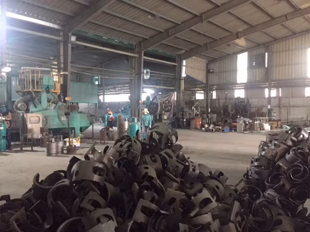 Kiểm tra tại cơ sở hoạt động sản xuất, sửa chữa vỏ chai gas của Công ty TNHH TM DV Điện Quang.