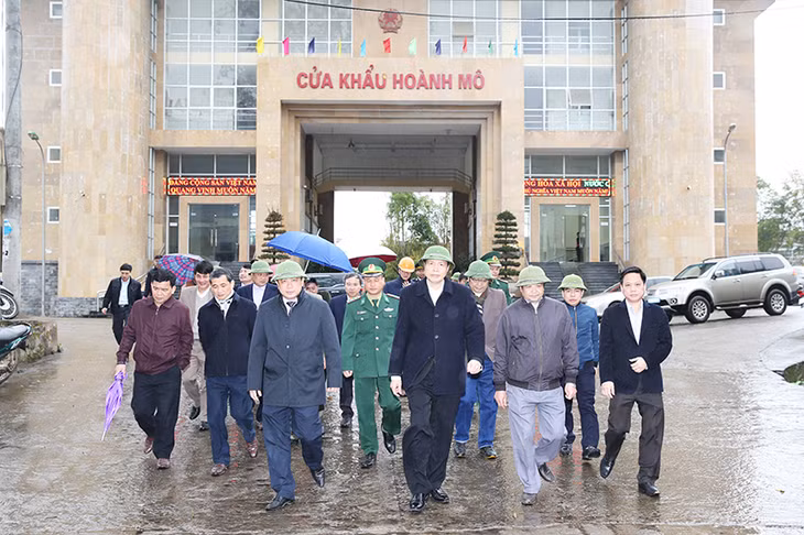 Chủ tịch UBND tỉnh Nguyễn Đức Long kiểm tra tiến độ thực hiện dự án cầu qua cặp cửa khẩu Hoành Mô (Việt Nam) - Động Trung (Trung Quốc).