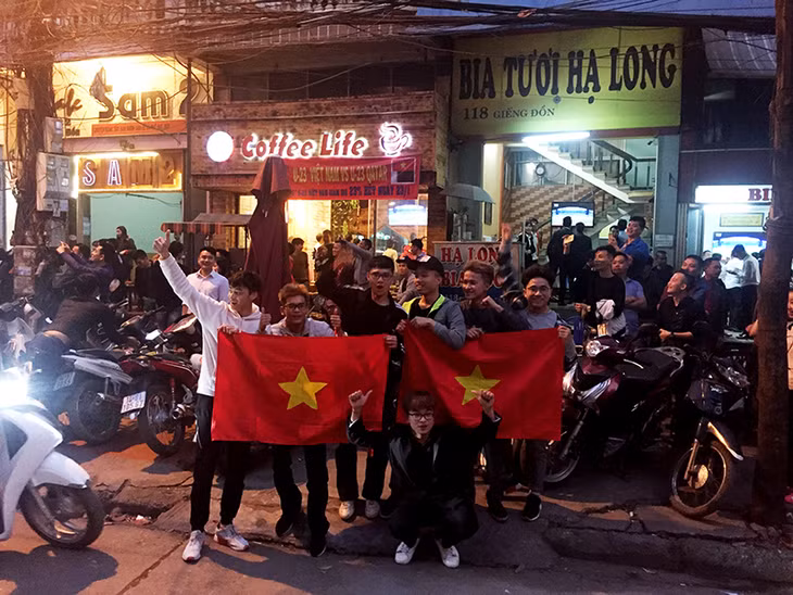 Hô vang khẩu hiệu 
