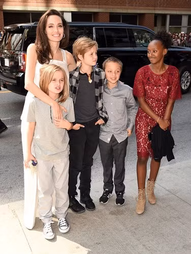  Angelina và 4 người con Shiloh, Vivienne, Zahara, và Knox luôn nở nụ cười cùng nhau tại LHP Toronto 2017.