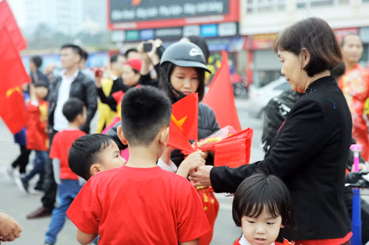 Ngay từ sáng sớm nhiều người dân trên địa bàn thành phố Hạ Long đã xuống đường cùng gia đình chuẩn bị cổ vũ cho đội tuyển U23 Việt Nam.