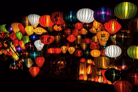 Chùa Cầu và lồng đèn. 