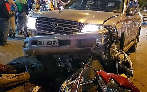 Hiện trường vụ TNGT ngày 24/1, khi chiếc xe ô tô 7 chỗ mang biển kiểm soát 30A – 05392 gây tai nạn trên đường Hoàng Hoa Thám (Hà Nội) rồi rồ ga bỏ chạy. Đến đoạn đường Văn Cao, chiếc xe tiếp tục đâm vào người đi đường khiến nhiều nạn nhân bị thương nặng.