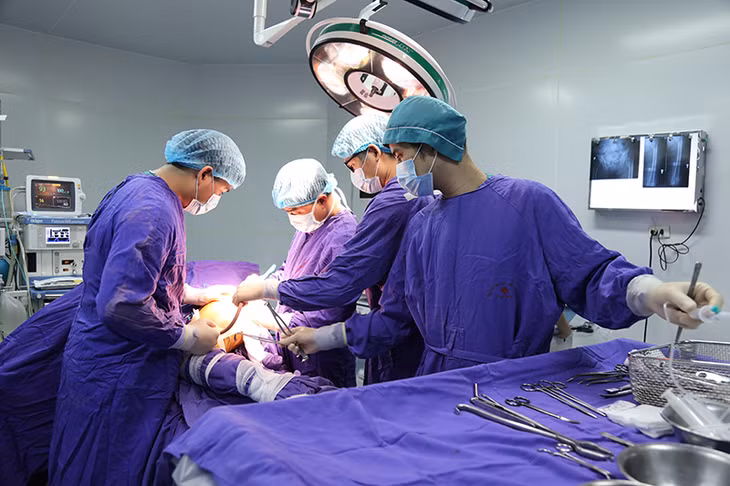 Các bác sĩ khoa Chấn thương chỉnh hình thực hiện phẫu thuật thay khớp háng nhân tạo cho cụ bà 102 tuổi.