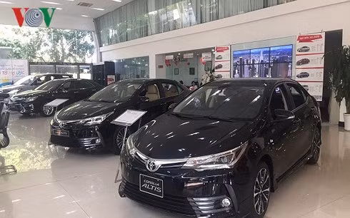 Để có thể nhận xe trước Tết, khách hàng phải mua kèm 20-30 triệu đồng tiền phụ kiện. Tuy nhiên, hầu hết xe Toyota Altis 1.8 đã được khách hàng đặt mua hết.