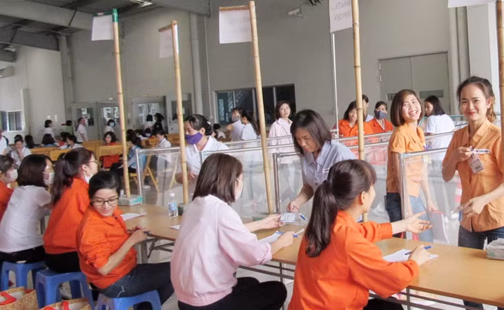 Công đoàn Công ty TNHH Yazaki Hải Phòng Việt Nam tại Quảng Ninh (KCN Hải Yên, TX Quảng Yên), tổ chức phát quà Tết cho công nhân lao động.