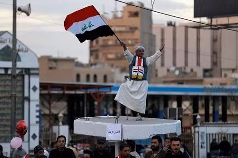Người Iraq ăn mừng chiến thắng trước IS tại quảng trường Tahrir ngày 10/12/2017. Ảnh: Reuters