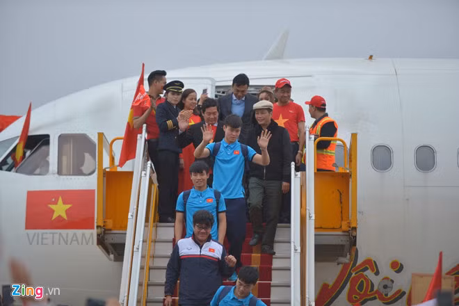  Đoàn U23 Việt Nam bước từ máy bay xuống chào người hâm mộ.