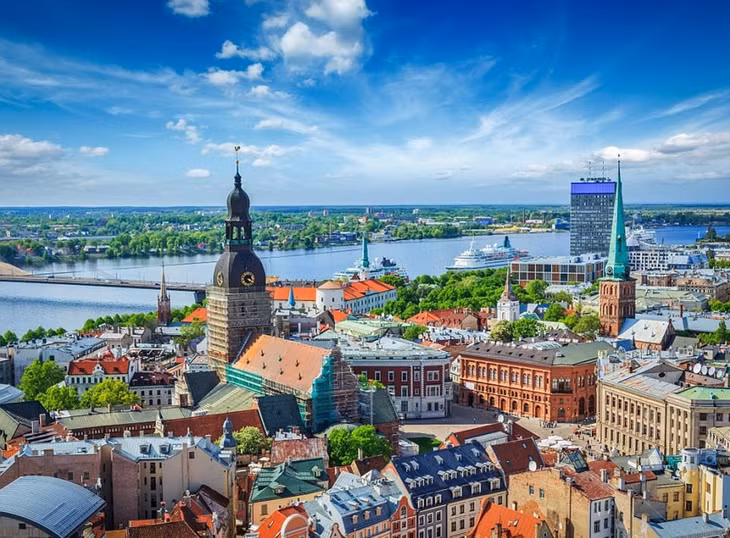 Riga, Latvia: Riga là thủ đô của Latvia và thành phố lớn nhất ở khu vực Baltics. Nơi đây có sự pha trộn hấp dẫn giữa truyền thống của Latvia và lối kiến trúc Art Nouve tuyệt đẹp. Ở khu vực thị trấn cũ của Riga, du khách có thể đi bộ và ghé đến các quán bar, nhà hàng còn ở khu thị trấn mới, du khách có thể di chuyển bằng xe buýt hoặc xe điện. Ảnh: Daily Mail.
