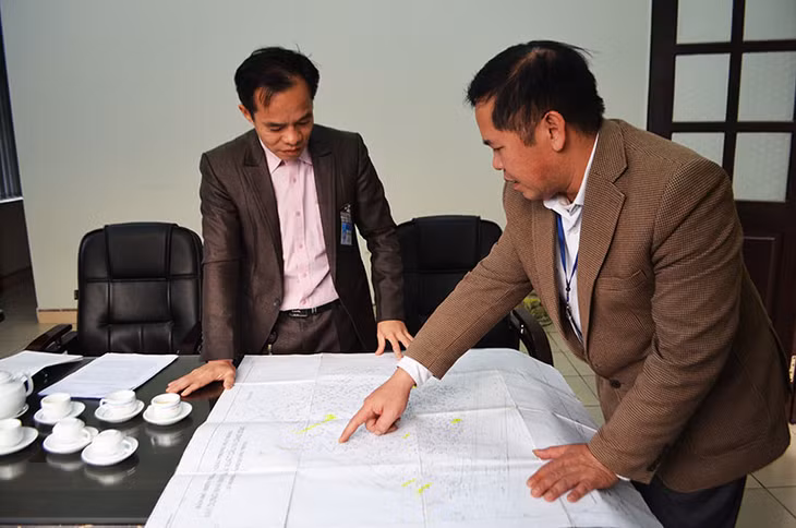 Lãnh đạo phường Phương Nam, TP Uông Bí kiểm tra trên bản đồ hiện trạng GPMB của Dự án
