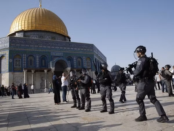 Lực lượng an ninh Israel gác tại quần thể đền Haram al-Sharif ở Jerusalem ngày 27/7. (Nguồn: AFP/TTXVN)