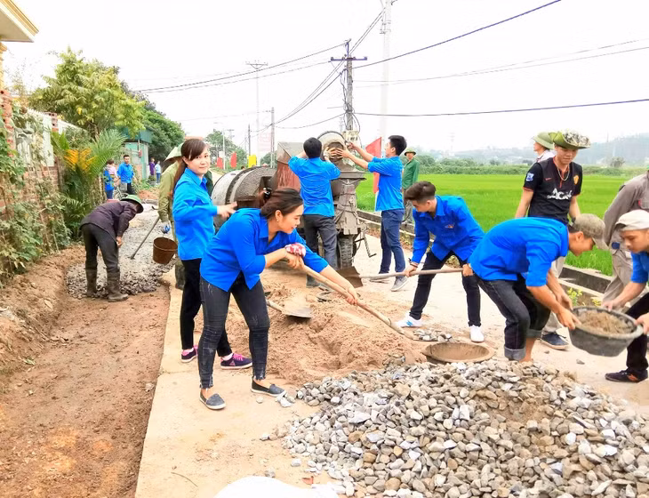 Đoàn viên thanh niên TX Đông Triều hỗ trợ làm đường trục thôn (thôn Bình Lục Hạ, xã Hồng Phong, TX Đông Triều)