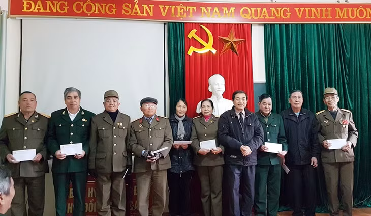 Lãnh đạo Hội nạn nhân chất độc da cam/dioxin tỉnh trao tặng quà Tết cho các hội viên.
