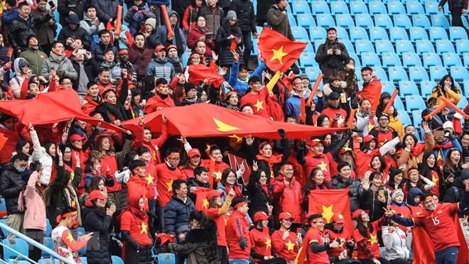 Các cổ động viên cuồng nhiệt tiếp lửa cho đội U23 Việt Nam trên sân vận động ở Thường Châu, tỉnh Giang Tô, Trung Quốc. (Nguồn: THX/TTXVN)