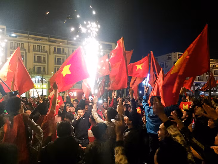 Hòa chung không khí chiến thắng của đội tuyển U23 Việt Nam, rất nhiều người dân TP Hạ Long đã tập chung tại Quảng trường 30/10 vui cùng chiến thắng.