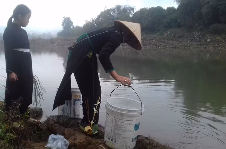 Lấy nước đầu năm là một phong tục rất đẹp.