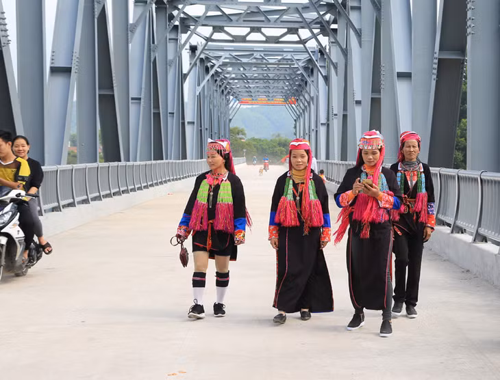 Cầu Đông Châu (Thôn Thác Bưởi 1, Tiên Lãng) là một trong những công trình hứa hẹn sẽ góp phần vào sự phát triển kinh tế của huyện Tiên Yên trong năm 2018