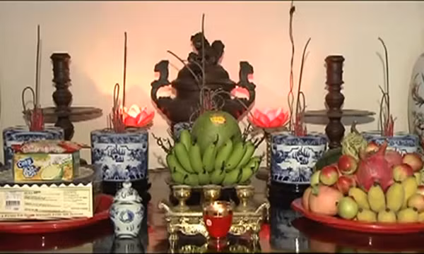 Khi cắm hương nên chú ý rồi cắm giữa trước, tiếp đó cắm hai bên (nam trái, nữ phải trước). Ảnh: T.G