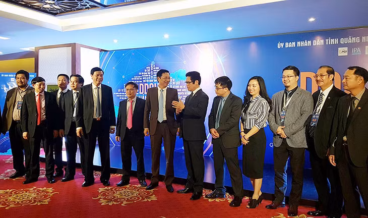 Lãnh đạo tỉnh, lãnh đạo VCCI trao đổi, trò chuyện với doanh nghiệp bên lề Lễ công bố.