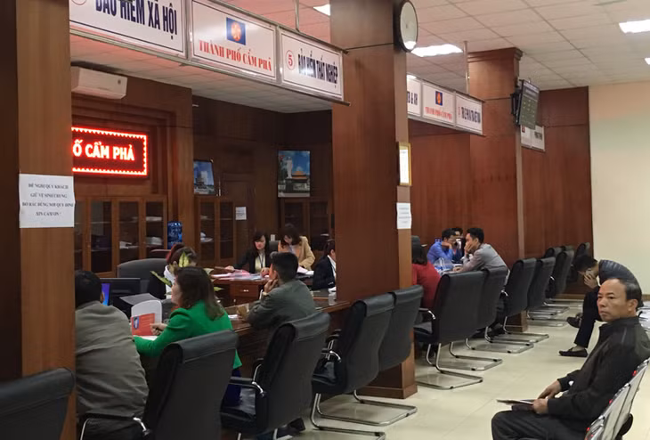 Người dân giải quyết thủ tục hành chính tại Trung tâm Hành chính công TP Cẩm Phả