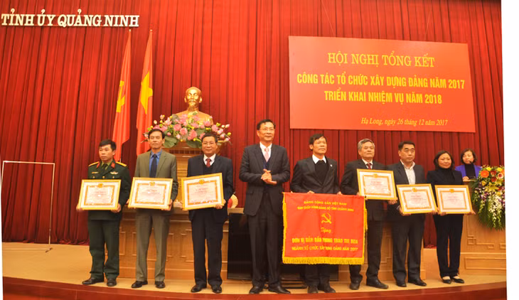Đồng chí Nguyễn Văn Đọc, Bí thư Tỉnh ủy, Chủ tịch HĐND tỉnh trao Cờ đơn vị dẫn đầu phong trào thi đua và Bằng khen cho các tập thể.