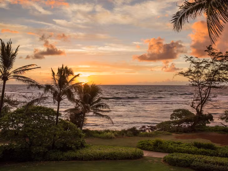 Kapaa, Hawaii: Kapaa là một trong những địa điểm du lịch hấp dẫn nhất của Hawaii. Thị trấn nhỏ nép mình dưới chân núi Nounou của đảo Kauai này có những khu khách sạn, trung tâm mua sắm và nhà hàng đa dạng. Bên cạnh đó, nơi đây cũng là địa điểm du lịch lý tưởng dành cho những người hâm mộ thể thao dưới nước, với những chuyến thám hiểm bằng thuyền kayak hay lướt ván. Ảnh: Oliver Le/Shutterstock.