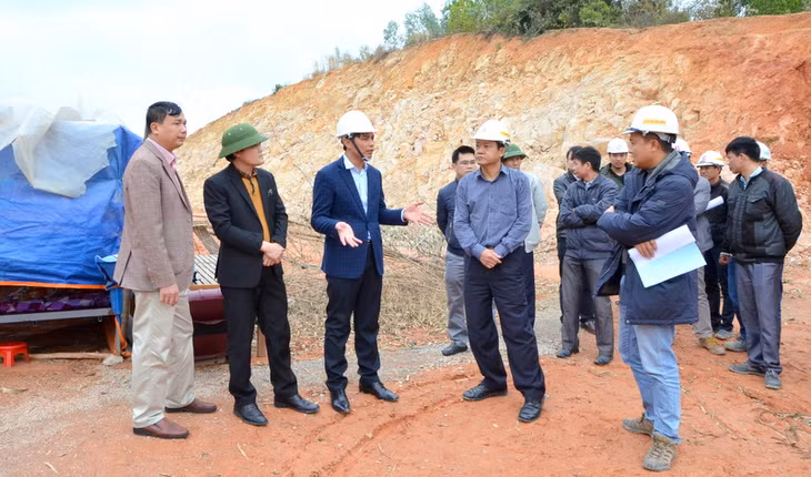 đoạn qua Phường Việt Hưng, TP Hạ Long xuất hiện tình trạng người dân ra cản trở thi công