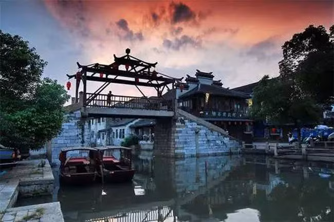 Phố cổ Đồng Lý: Du khách tới đây sẽ có cơ hội được ghé thăm vườn hoa, miếu Đạo gia và một số kiến trúc cổ kính. Không gian trong thị trấn khá tĩnh lặng, phù hợp với những du khách muốn tránh xa chốn đô thị ồn ào, xô bồ.
