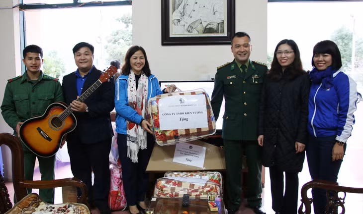 Đoàn công tác đến thăm, tặng quà, chúc Tết CBCS Trạm Kiểm soát biên phòng Đồng Văn.