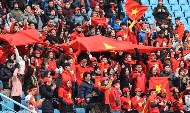 Các cổ động viên cuồng nhiệt tiếp lửa cho đội U23 Việt Nam trên sân vận động ở Thường Châu, tỉnh Giang Tô, Trung Quốc. (Nguồn: THX/TTXVN)