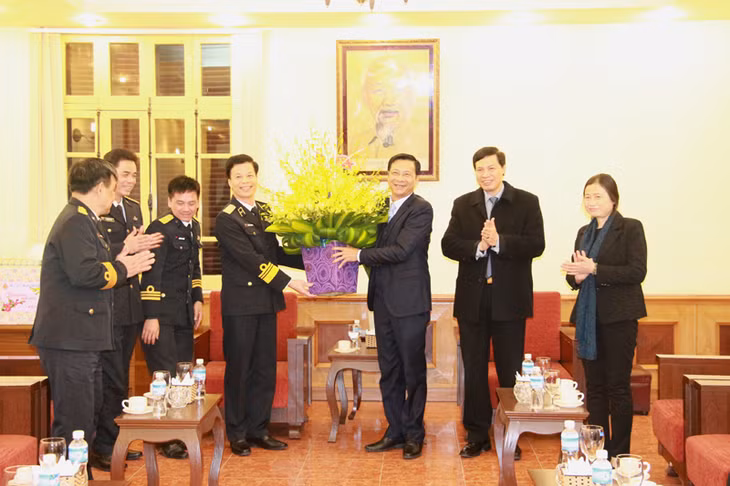Bộ Tư lệnh Hải Quân tặng hoa chúc mừng tỉnh Quảng Ninh vì những kết quả đạt được trong năm 2017.