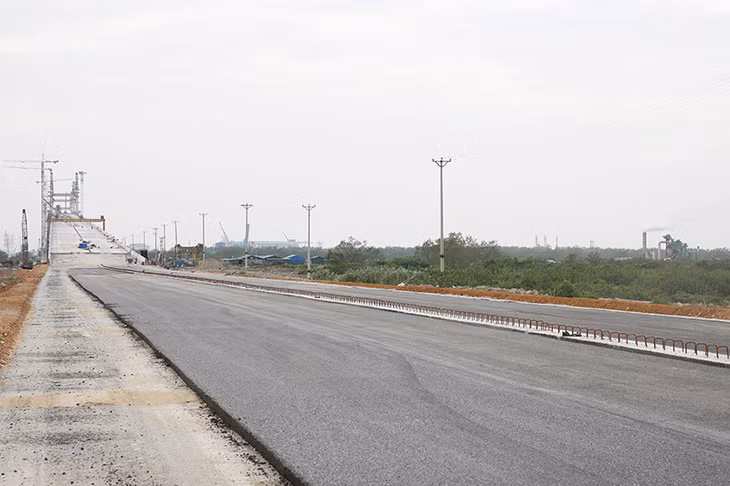 Tương tự, trong quý I năm 2018, hạng mục đường dẫn thuộc Dự án cầu Bạch Đằng, đường dẫn và nút giao cuối tuyến cũng sẽ hoàn thành thi công. Riêng phần cầu chính hợp long vào 30/4 và hoàn thành tổng thể dự án vào cuối tháng 6/2018.