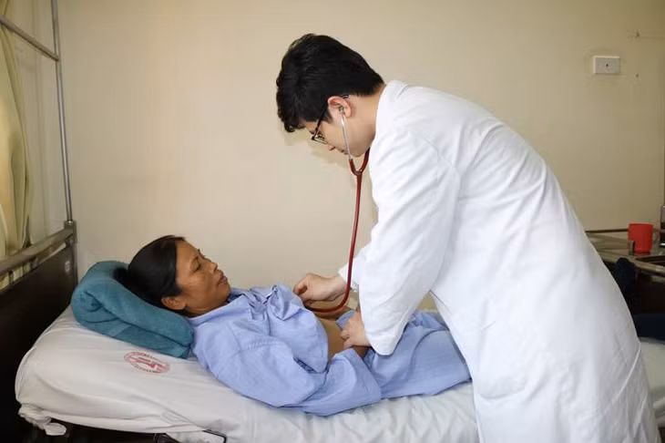 Bác sỹ khám cho bệnh nhân tăng huyết áp