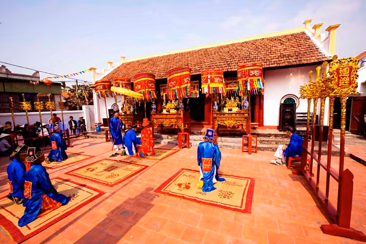 Đầu tháng Chạp mỗi gia đình người dân Vùng quê Hà Nam, thị xã Quảng Yên đều sắm mâm cỗ để ra cỗ họ yết cáo Tiên tổ sau một năm lao động sản xuất.