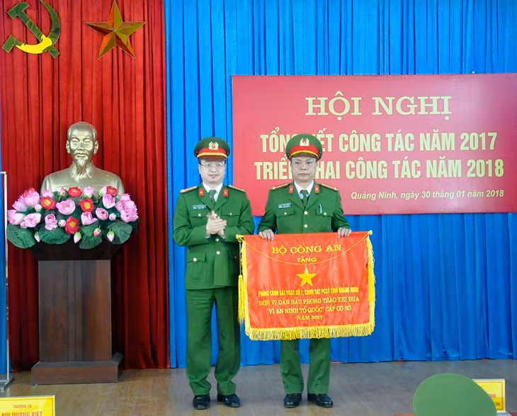 Thượng tá Bùi Quang Việt, Cục phó Cục CS PCCC &CNCH (Bộ Công an) tặng cờ thi đua của Bộ Công an cho Phòng CS PCCC số 1.