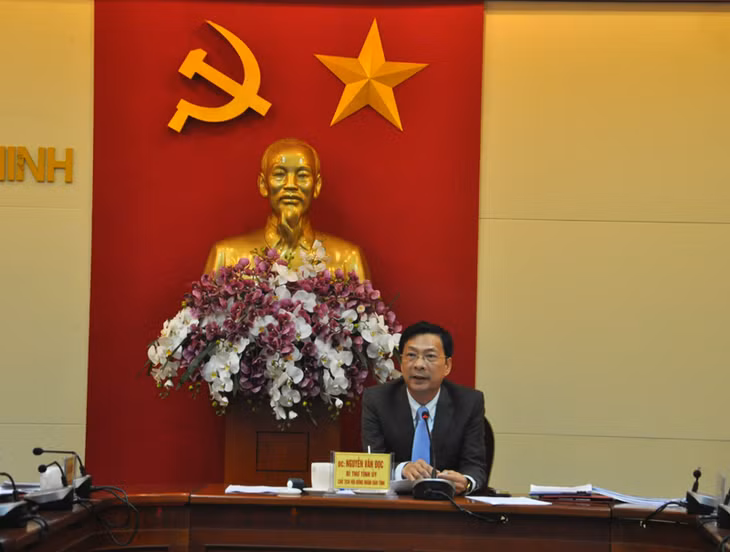 Đồng chí Nguyễn Văn Đọc, Bí thư Tỉnh ủy, Chủ tịch HĐND tỉnh, chủ trì cuộc họp.