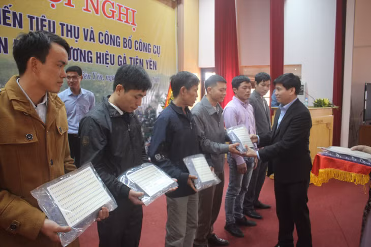 Lãnh đạo huyện Tiên Yên trao Bộ công cụ nhận diện thương hiệu gà Tiên Yên cho các cơ sở sản xuất gà Tiên Yên