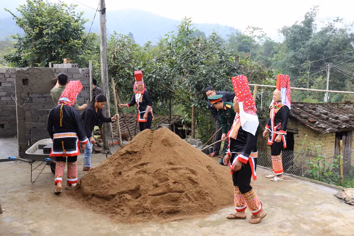 Lực lượng vũ trang trên địa bàn huyện Bình Liêu phối hợp cùng bà con nhân dân xã Đồng Văn góp công xây dựng nhà ở cho hộ nghèo ở thôn Khe Tiền của xã
