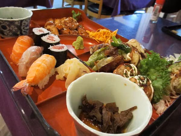 Người Nhật Bản chỉ ăn 70% bữa ăn nếu muốn giảm cân. Ảnh: Boldsky.